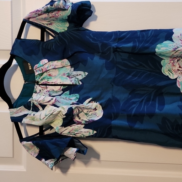 Gorgeous Maeve Cold Shoulder Dress - Picture 2 of 11